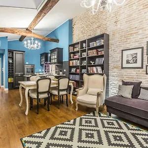 Apartment Delightful Carbonesi || The Place Bo 